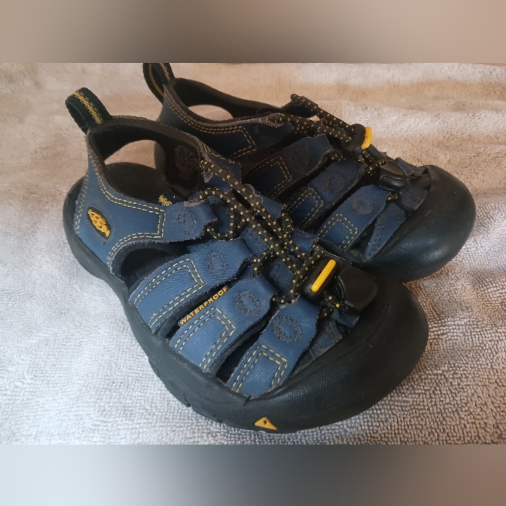 Keen sandles